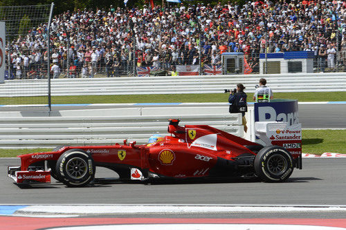 Fernando Alonso sale de una curva en Hockenheim