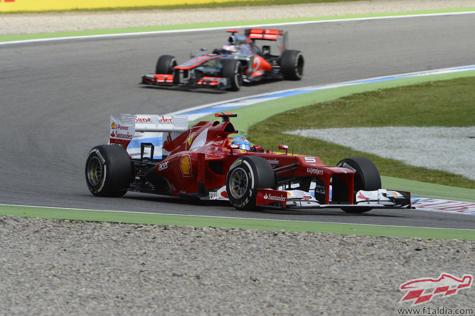 Fernando Alonso rueda con los medios en la carrera alemana