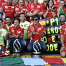 El equipo Ferrari celebra la victoria de Fernando Alonso