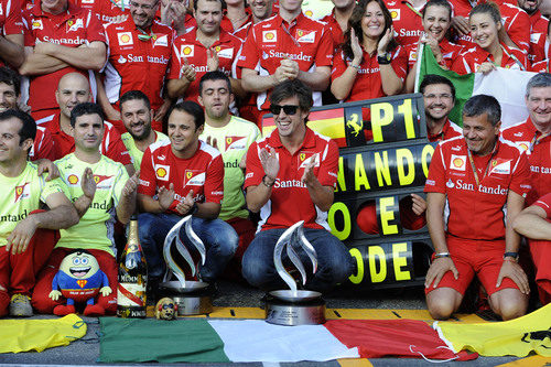 El equipo Ferrari celebra la victoria de Fernando Alonso