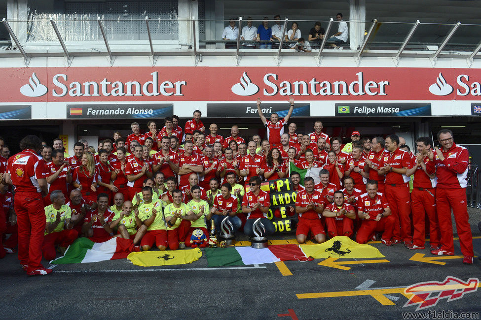 Los de Maranello celebran la victoria de Alonso en Hockenheim