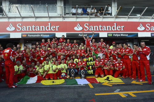 Los de Maranello celebran la victoria de Alonso en Hockenheim