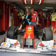 Dasha Kapustina y Fernando Alonso sentados en el F2012