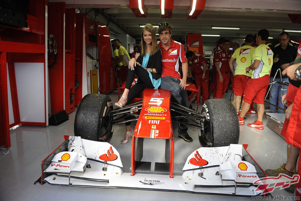 Dasha Kapustina y Fernando Alonso sentados en el F2012