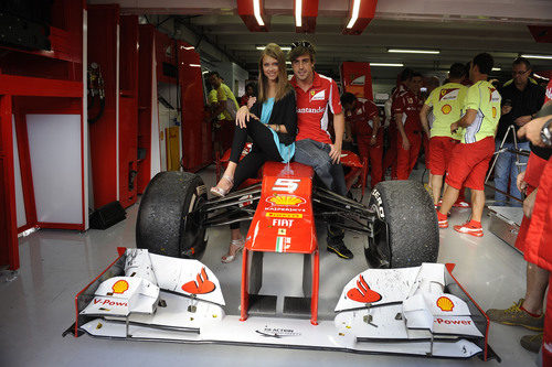 Dasha Kapustina y Fernando Alonso sentados en el F2012