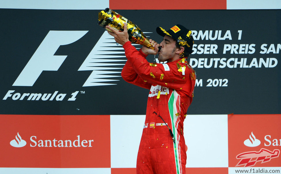 Fernando Alonso bebe champán en el podio de Alemania 2012