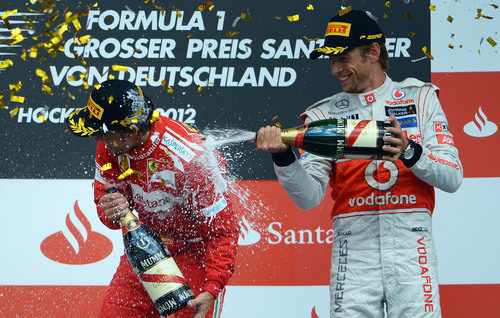 Jenson Button moja a Fernando Alonso con champán