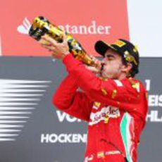 Fernando Alonso con el champán en el podio de Alemania 2012