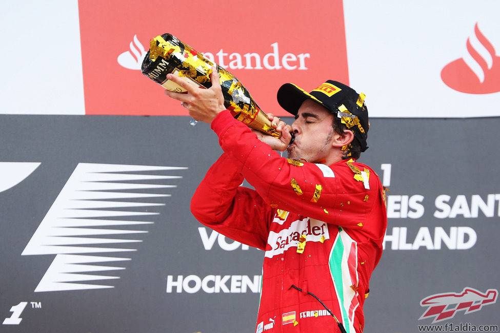 Fernando Alonso con el champán en el podio de Alemania 2012