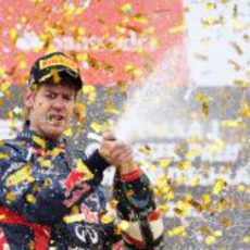 Sebastian Vettel descorcha el champán en el podio de Alemania