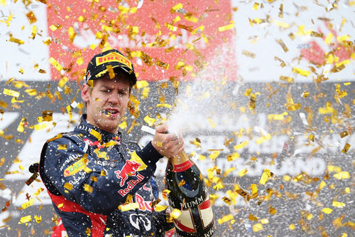 Sebastian Vettel descorcha el champán en el podio de Alemania