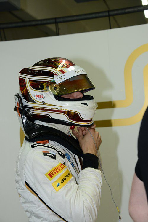 Dani Clos se pone el casco durante los libres 1 del GP de Alemania 2012