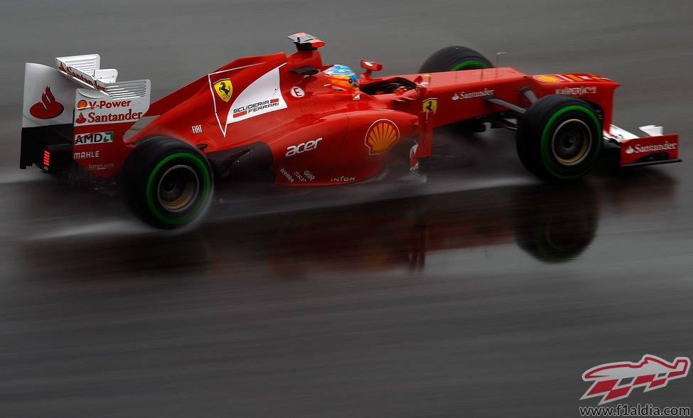 Fernando Alonso con su F2012 sobre el agua de Hockenheim