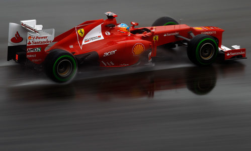 Fernando Alonso con su F2012 sobre el agua de Hockenheim