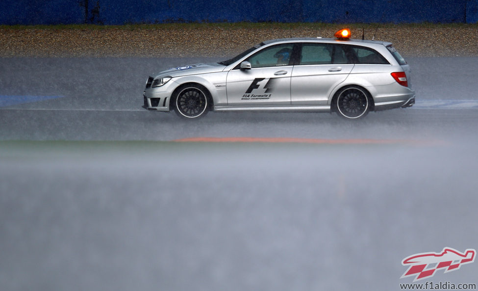 El coche médico sobre el agua de Hockenheim