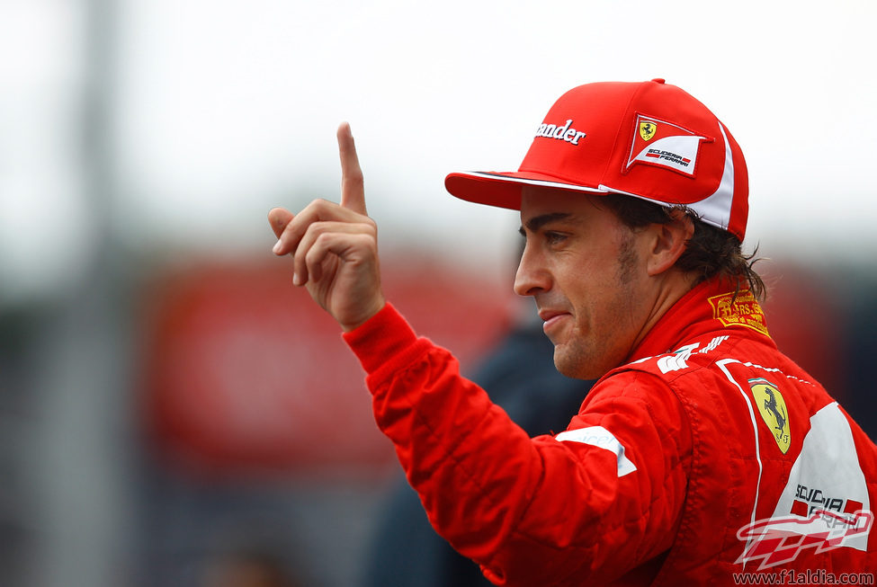 Fernando Alonso levanta el dedo en Alemania 2012