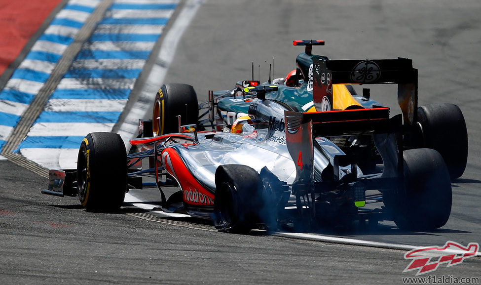 Lewis Hamilton con un neumático pinchado en Alemania 2012