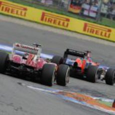 Felipe Massa pelea con un Marussia