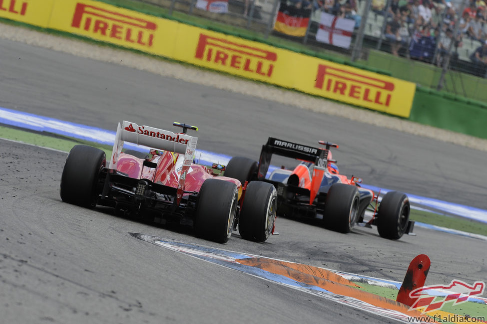 Felipe Massa pelea con un Marussia