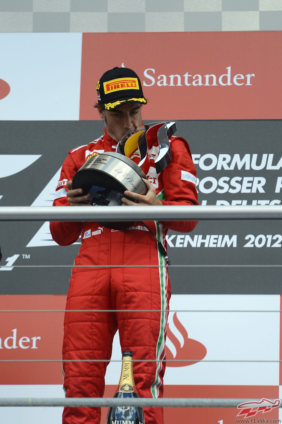 Fernando Alonso besa su trofeo en el podio