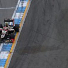 Romain Grosjean por encima del piano en Hockenheim