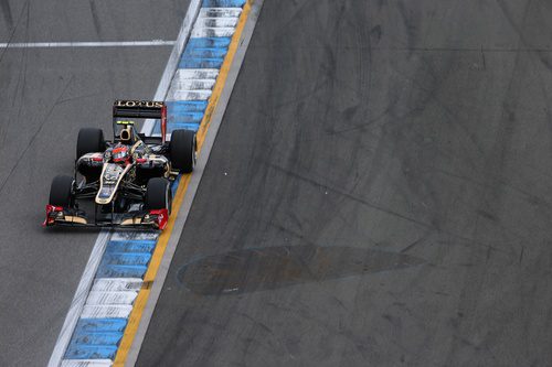 Romain Grosjean por encima del piano en Hockenheim