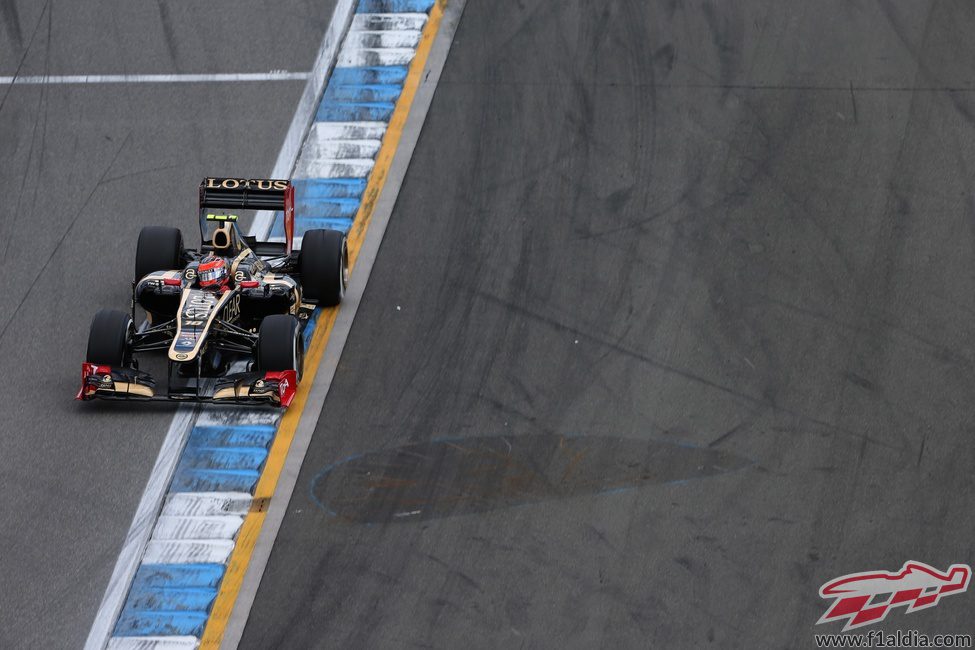 Romain Grosjean por encima del piano en Hockenheim