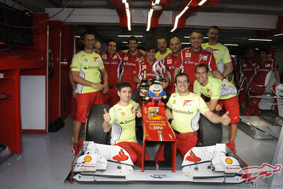 Los mecánicos de Fernando Alonso celebran la victoria en Alemania