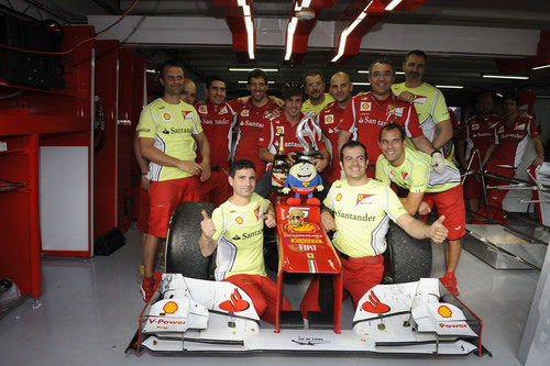 Los mecánicos de Fernando Alonso celebran la victoria en Alemania