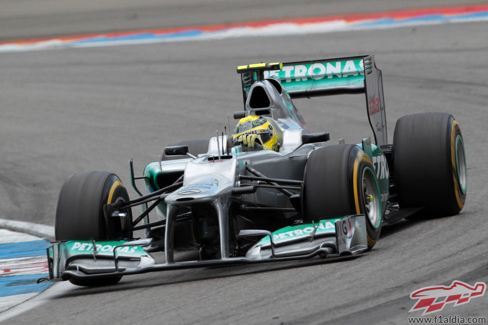 Nico Rosberg rueda en el Gran Premio de casa