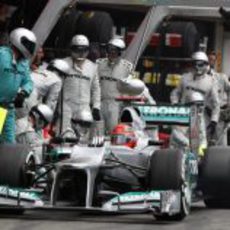 Michael Schumacher hace una parada en 'boxes' 