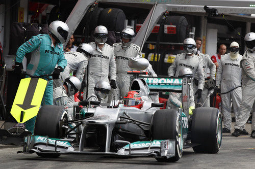 Michael Schumacher hace una parada en 'boxes' 