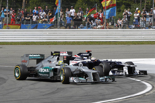 Nico Rosberg pelea con Pastor Maldonado en Alemania