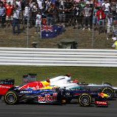 Mark Webber y Michael Schumacher luchan por posición