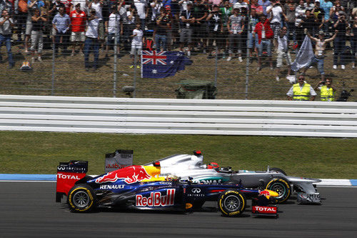 Mark Webber y Michael Schumacher luchan por posición