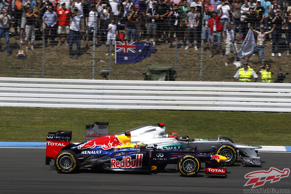 Mark Webber y Michael Schumacher luchan por posición