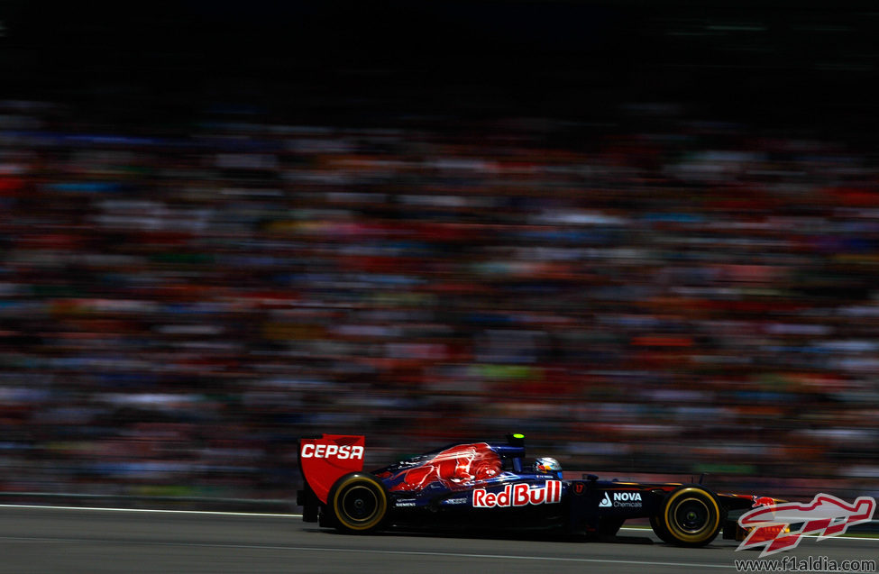 Jean-Eric-Vergne rueda por la zona revirada de Hockenheim