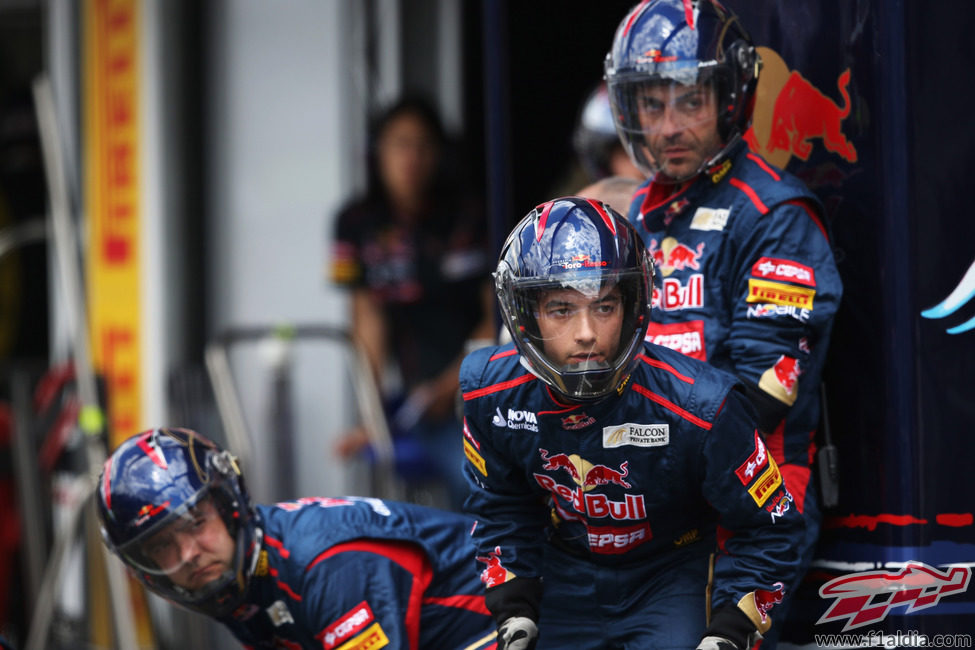 Los mecánicos de Toro Rosso esperan la entrada del coche