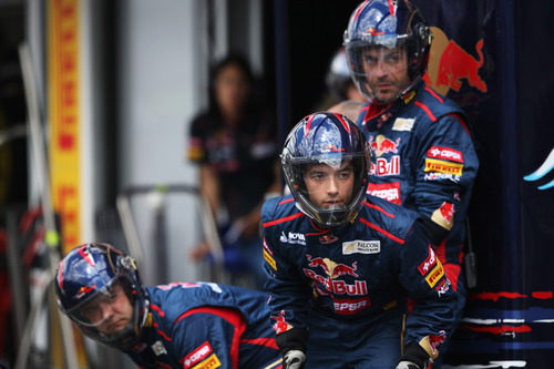 Los mecánicos de Toro Rosso esperan la entrada del coche