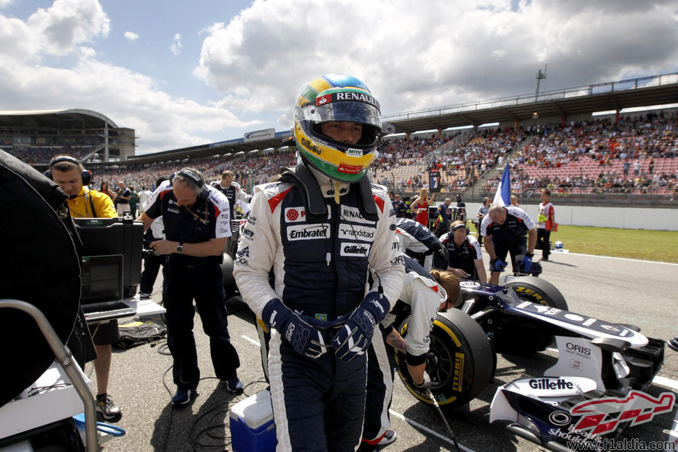 Bruno Senna espera el momento de la salida