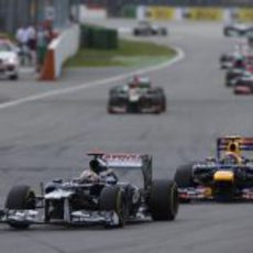 Mark Webber presiona a Pastor Maldonado