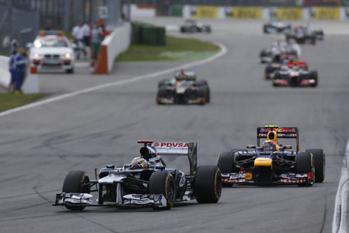Mark Webber presiona a Pastor Maldonado
