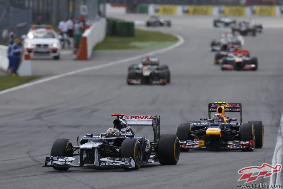 Mark Webber presiona a Pastor Maldonado