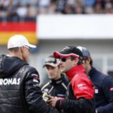 Timo Glock charla con Michael Schumacher