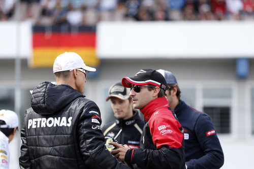 Timo Glock charla con Michael Schumacher