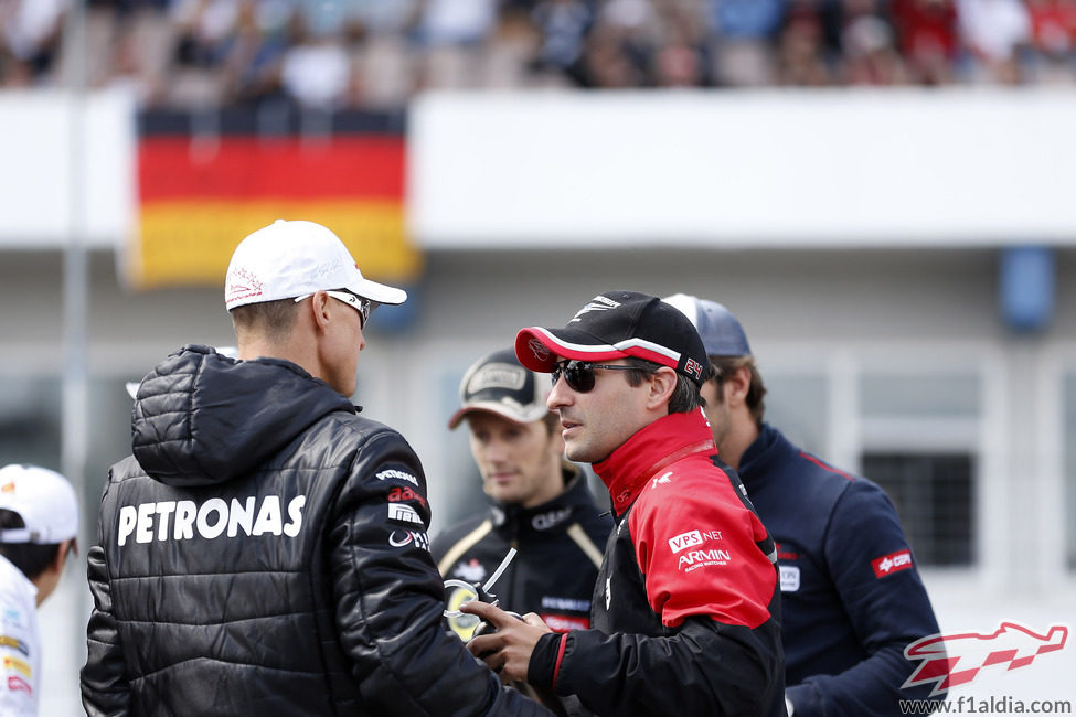 Timo Glock charla con Michael Schumacher