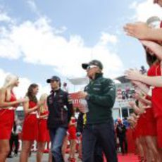 Mark Webber y Heikki Kovalainen acuden al 'drivers parade'