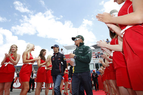 Mark Webber y Heikki Kovalainen acuden al 'drivers parade'