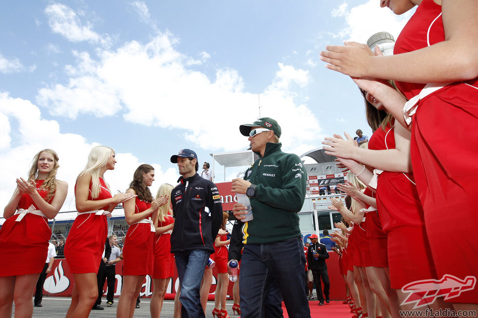 Mark Webber y Heikki Kovalainen acuden al 'drivers parade'