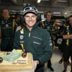 Heikki Kovalainen posa con su tarta de celebración